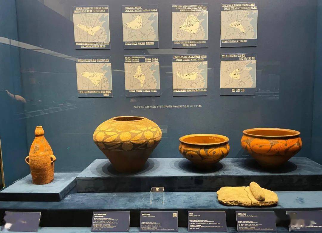 展厅中,彩陶文物上出现的花型图案被称为“西阴之花”