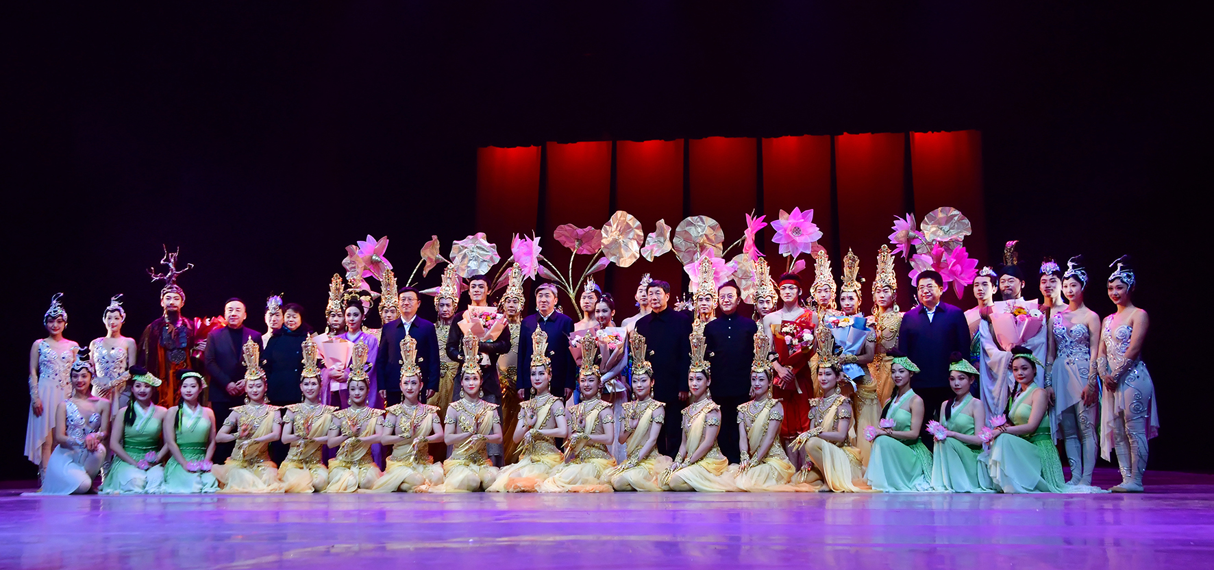 有关方面负责人与全体演职员合影