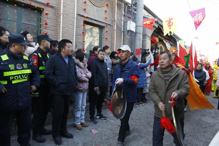 开道锣声,一匹匹骏马即将呼啸而出。