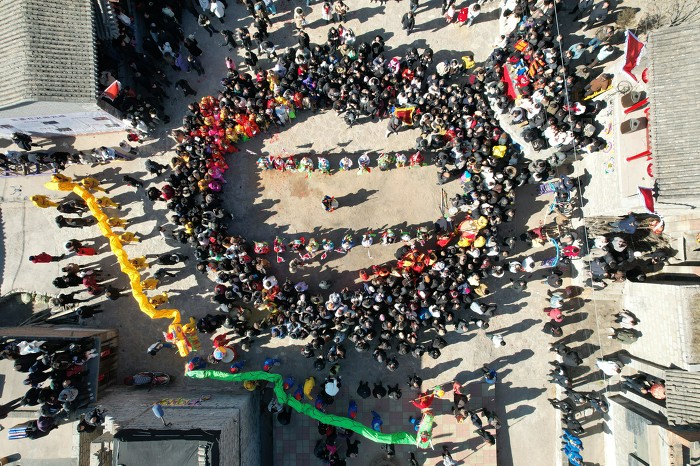 精彩的跑马排活动吸引了众多的游客。