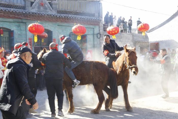 马过尘飞扬,仿佛狼烟起。