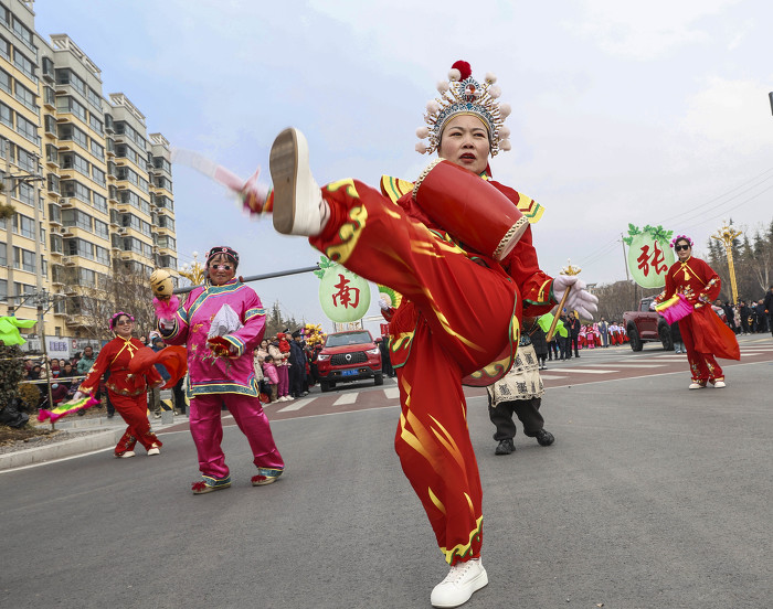 2025年正月十四,南张乡太赵村一位女士的激情花鼓表演赢得阵阵掌声。