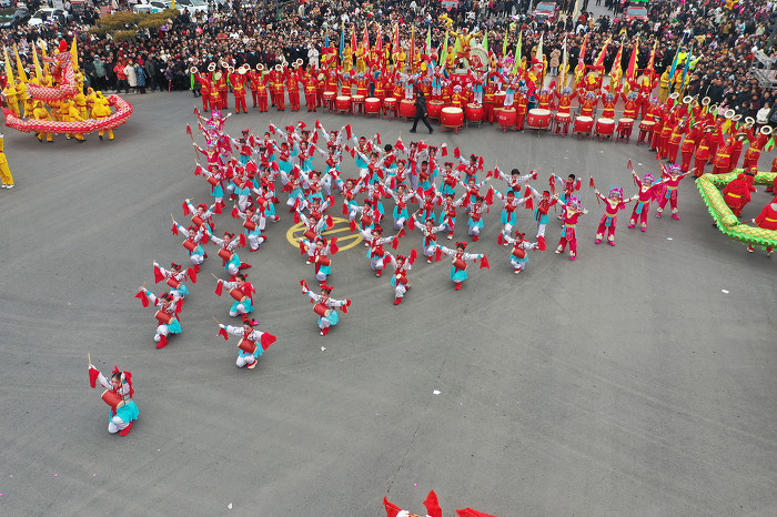 2025年正月十四,汉薛镇百人儿童花鼓队亮相社火表演现场。