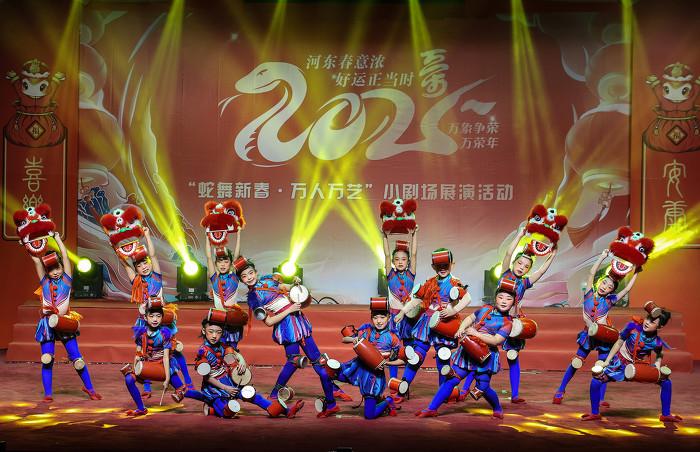 2025年正月初六, 陈陈儿童花鼓队在县大礼堂参加才艺展演。