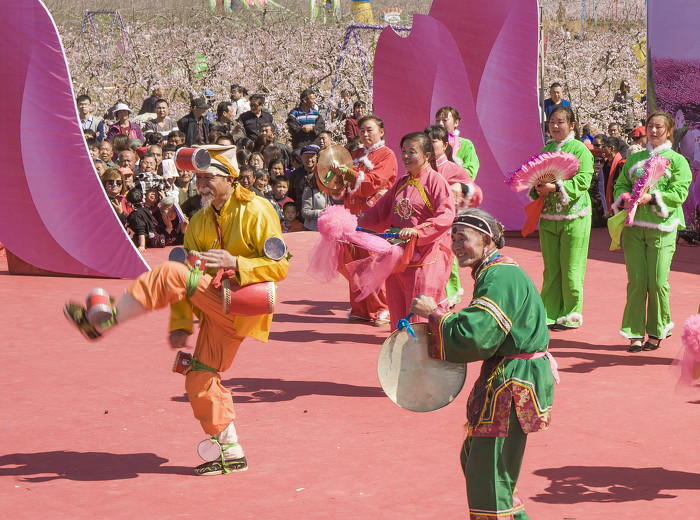 2017年4月2日,南景村花鼓队在村上的桃花节表演。