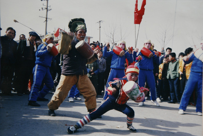 1991年正月十五,一支乡村花鼓队在县城社火现场表演。