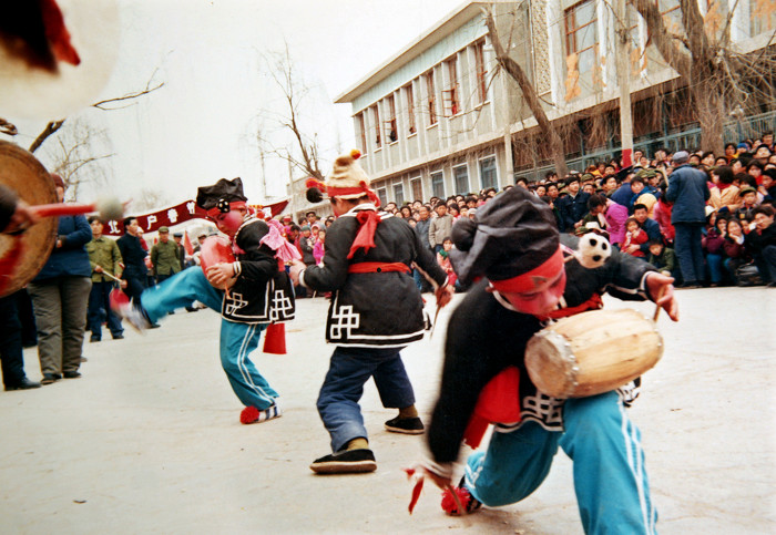 1984年元宵节,儿童花鼓在县城表演。