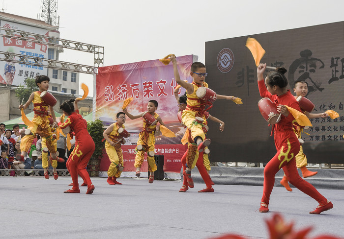 2017年6月9日,县后土广场《非遗零距离》纪念日活动现场,南景村少年花鼓队的孩子们在精彩表演。