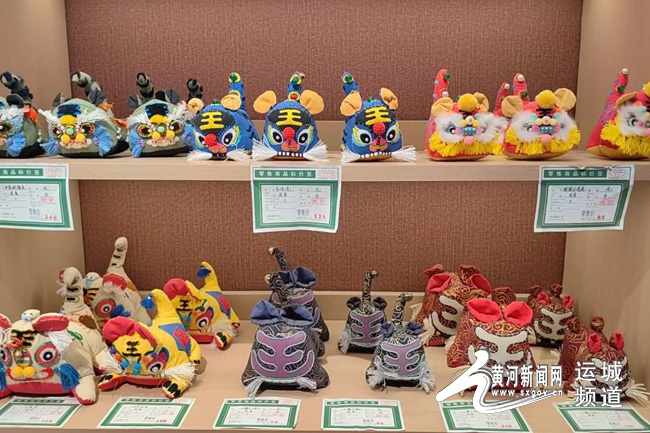 运城关公故里文化旅游景区推出的虎型布偶。