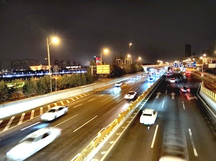 ▲滨河路流光飞影