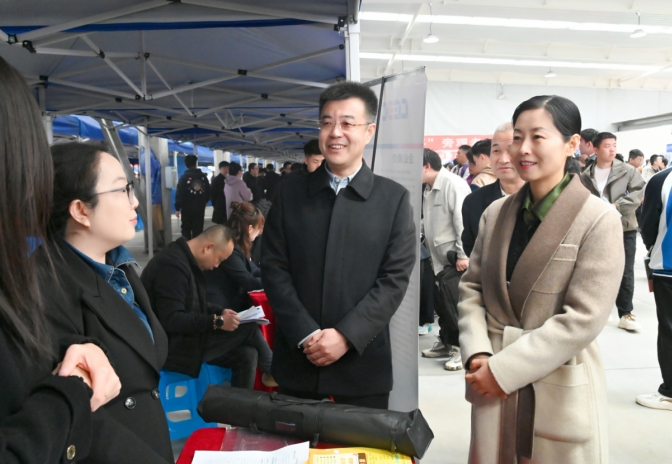 双选会现场,山西工程技术学院职业发展与就业指导教研室教师现场为毕业生提供就业咨询、面试指导等服务,为毕业生现场答疑解惑,提供求职支持;就业创业协会50余名志愿者积极帮助企业布置展台、维护现场秩序,为毕业生与企业双向奔赴保驾护航。