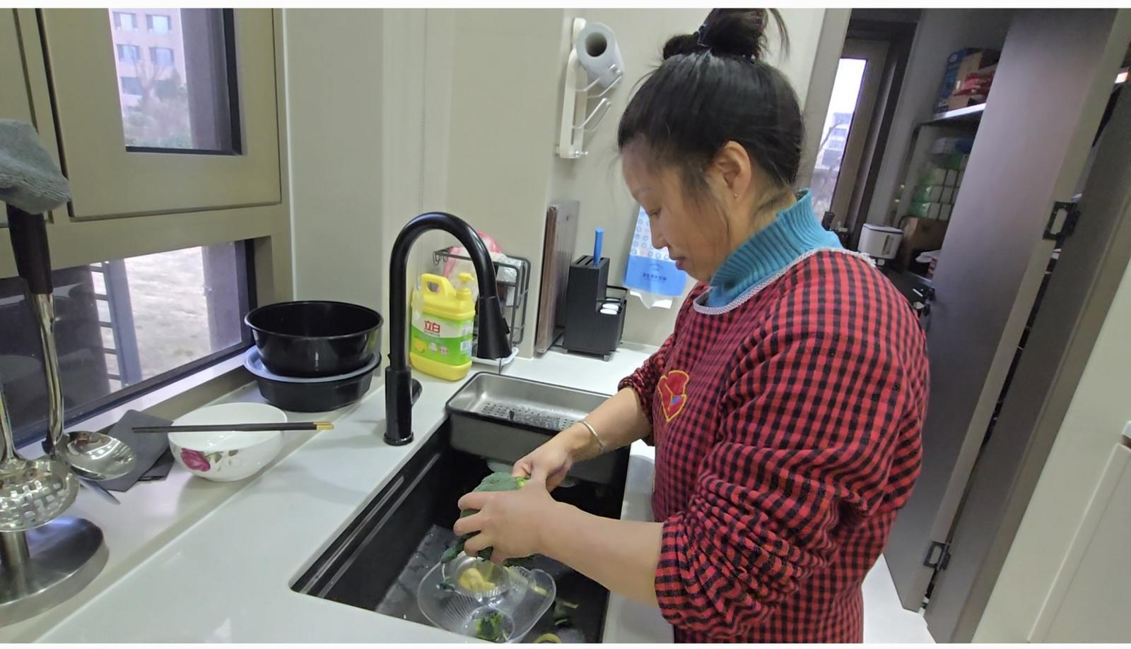 太行月嫂许赵频正在为主顾做饭