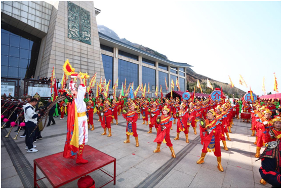 启动仪式上举行了文艺和民俗展演