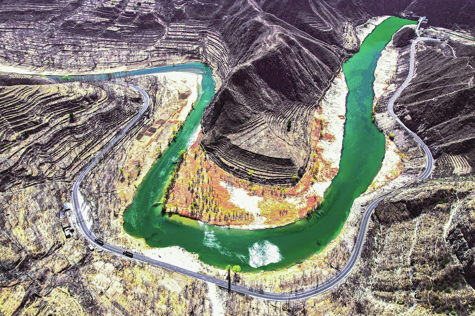 图为五台县定襄段滹沱河畔。弯弯曲曲的滹沱河蜿蜒穿梭在太行山与绿地之间,绚烂多彩、美不胜收。随着当地生态环境的不断改善,越来越多的游客慕名前来,为文旅产业发展注入了新活力。杜爱清摄