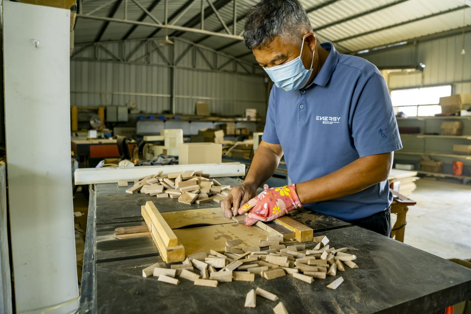 宁学院在制作模型。马梦迪摄