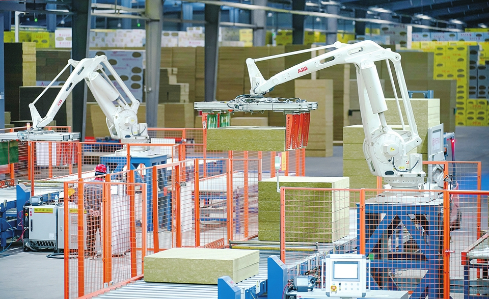 4月1日,永济市泰石节能(山西)有限公司生产车间,自动化流水线上正生产玄武岩纤维节能产品。近年来,该公司坚持自主创新和绿色发展,取得了一系列自主知识产权和专利技术。 闫鑫摄