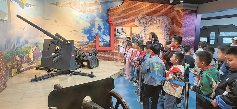 清明小长假期间,太原市各中小学校积极组织学生到山西省防空防灾体验馆参观学习,接受国防知识和防灾教育,培塑学生的爱国情怀。李枫摄