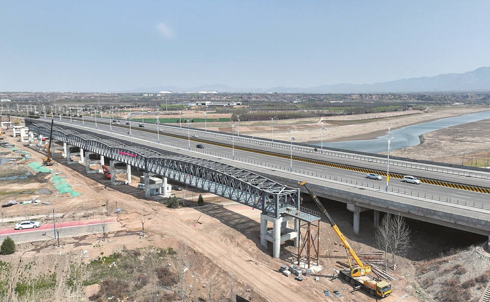 4月1日,临汾市绿色能源输配供热项目(霍州—临汾)襄汾段工地,一派热火朝天的施工景象。该项目建成后,对于加快该市能源结构调整、推动产业升级换代具有重要的意义。闫锐鹏摄