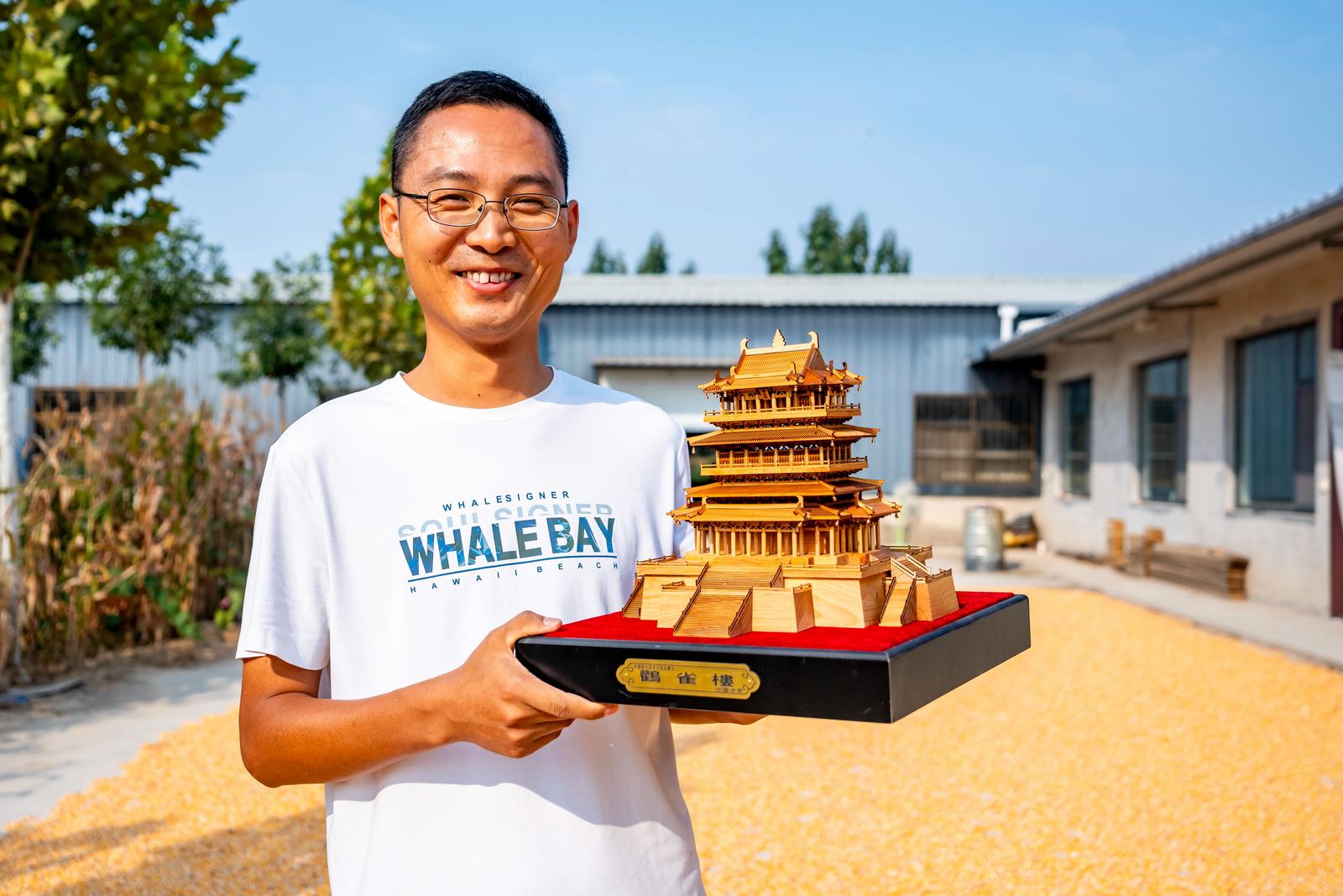 宁哲展示他制作的鹳雀楼模型。马梦迪摄