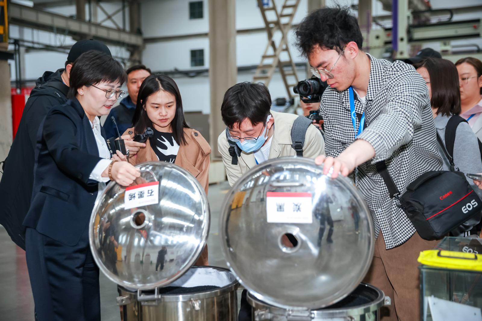 ▲媒体团走进厂房