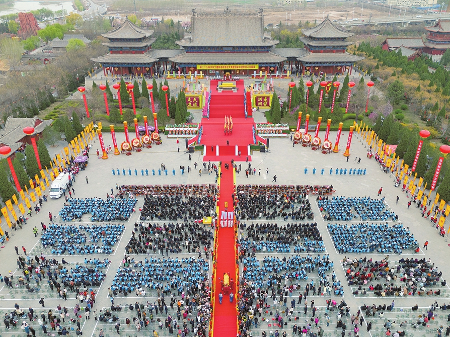 洪洞大槐树寻根祭祖大典暨国家非遗祭祖习俗展演在大槐树寻根祭祖园举行,来自全国十八省市的大槐树移民后裔代表及社会各界人士齐聚一堂,共祭移民先祖。
