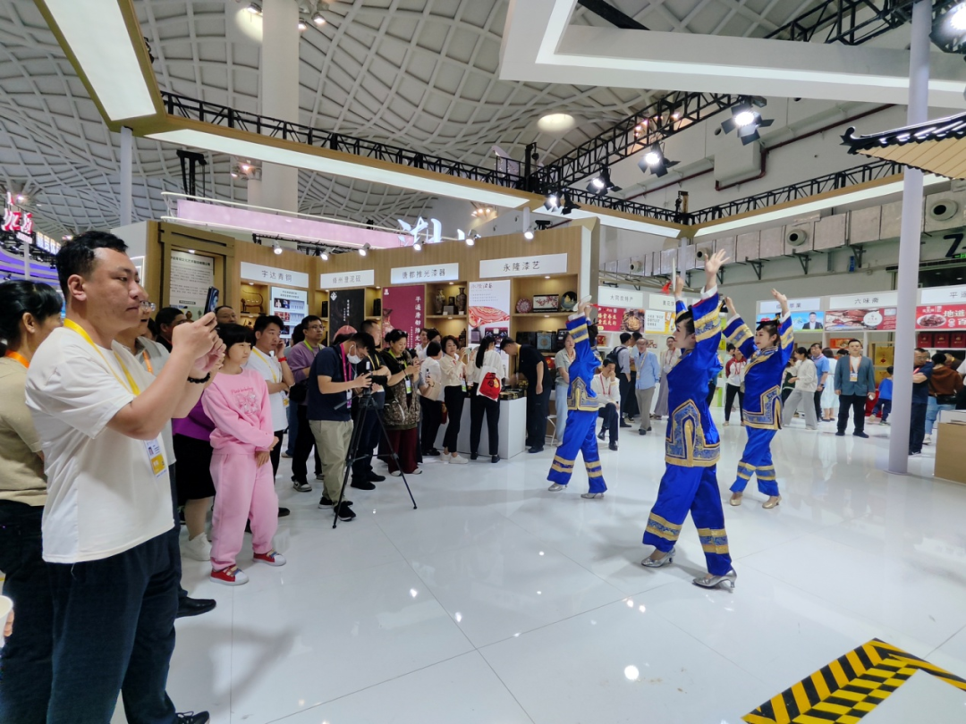 ▲消博会山西展厅内的团扇舞表演。 图片