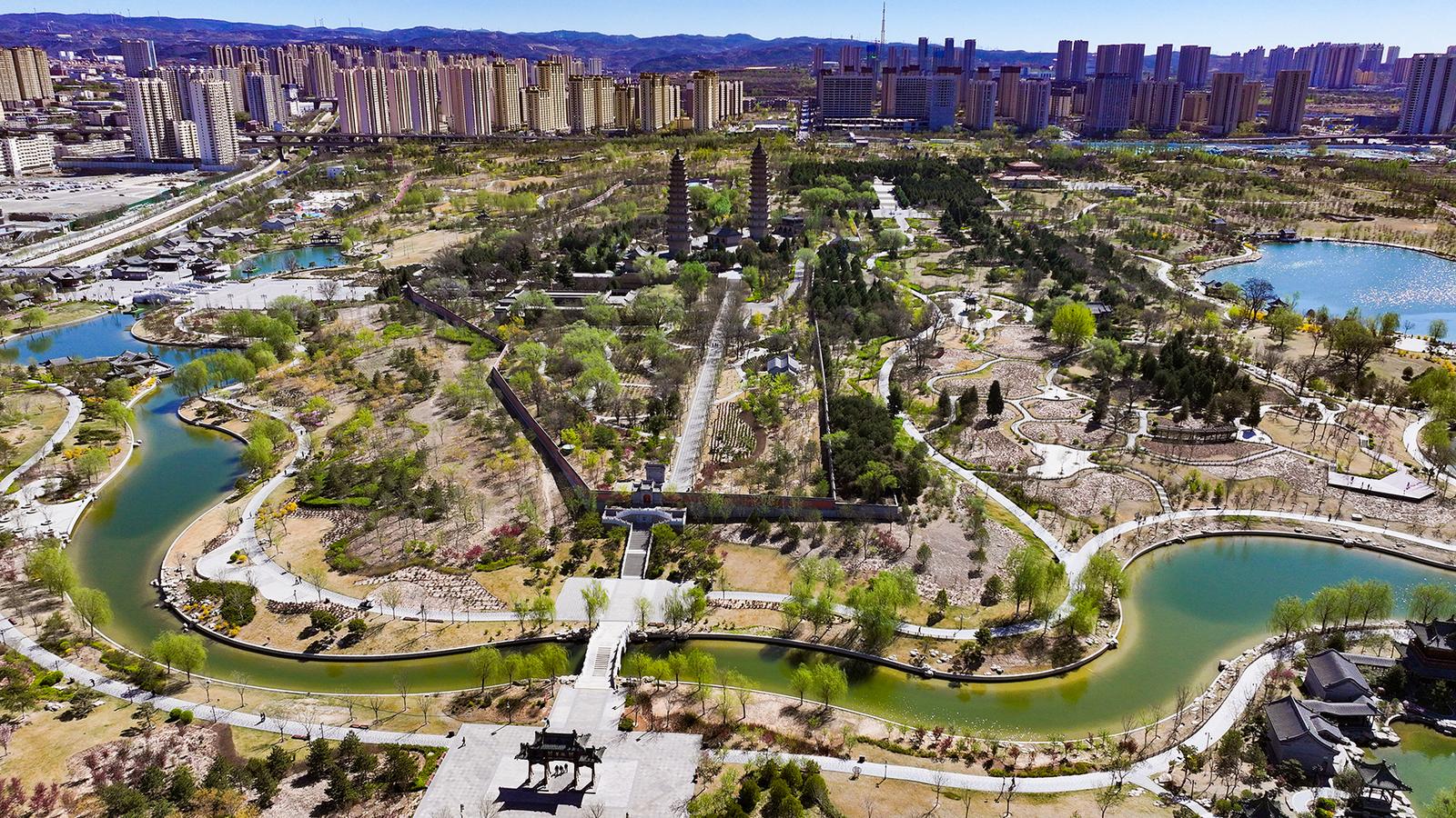 双塔公园春意盎然古韵悠悠