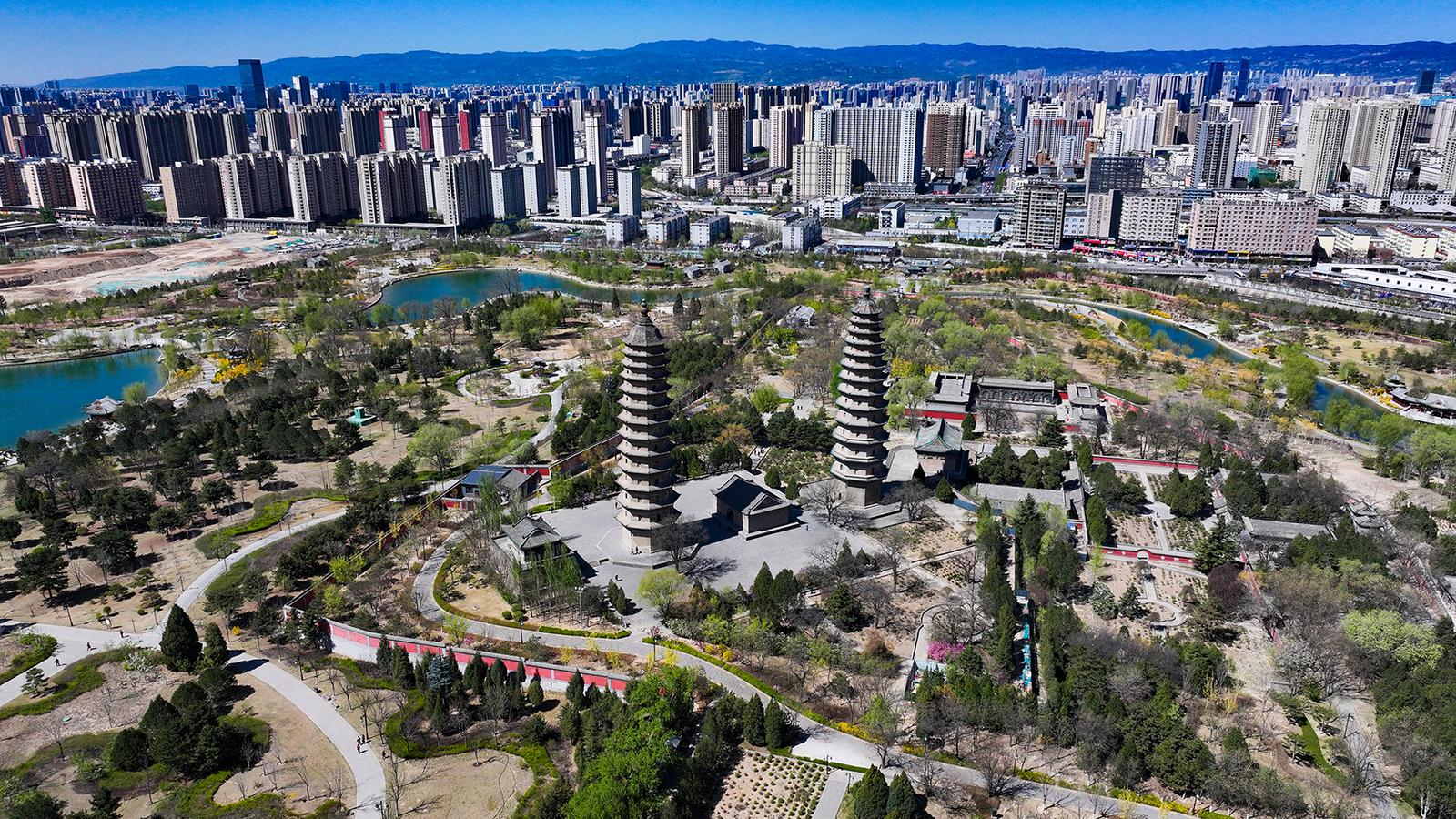 双塔公园春意盎然古韵悠悠