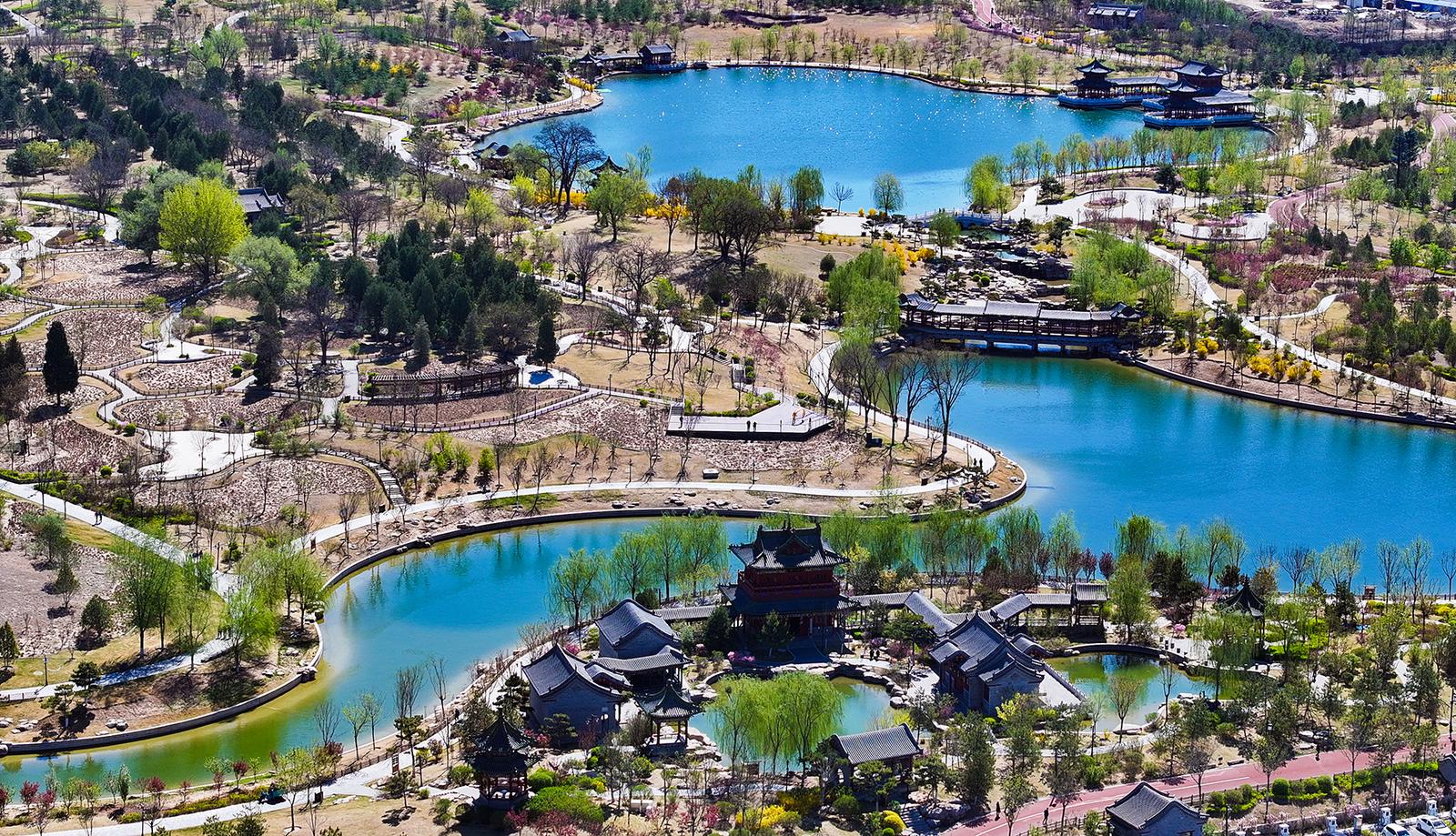 双塔公园春意盎然古韵悠悠