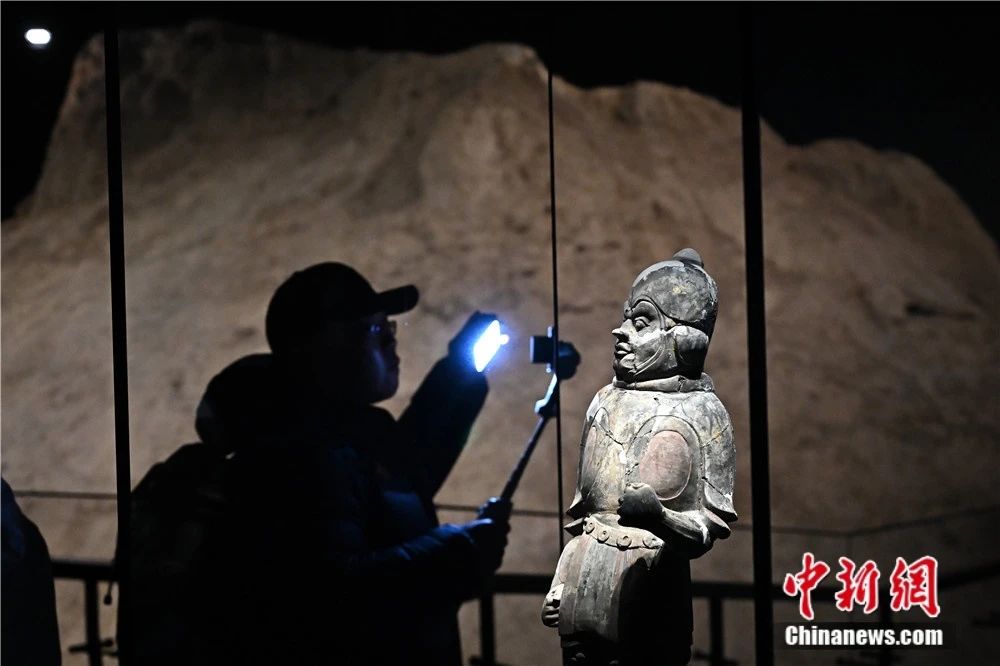 民众参观北齐壁画博物馆馆藏文物 韦亮 摄