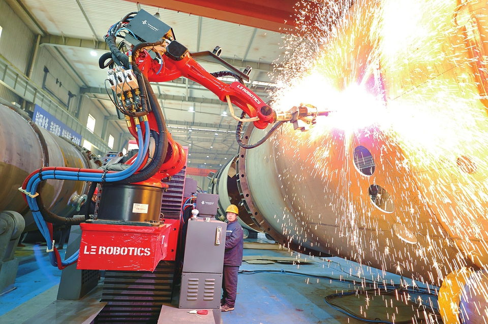 4月10日,潞安化机集团特材装备分公司,工人正操控“小坦克”机器人完成设备开孔作业。近年来,潞安化机引进AI赋能的移动式切割机器人,在提升开孔效率和产品质量的同时,大幅度降低工人的劳动强度。杨晨玉摄