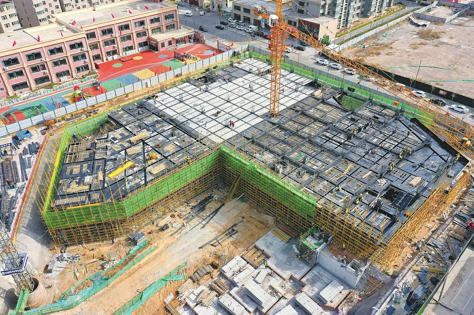 阳曲县新安农贸批发市场建设项目现场施工正酣,建设者们各司其职,项目建设有序推进。据了解,该项目规划建设便民农贸市场、农产品展销加工区、直播带货间、停车场等多个功能区域。本报记者王瑞瑞摄