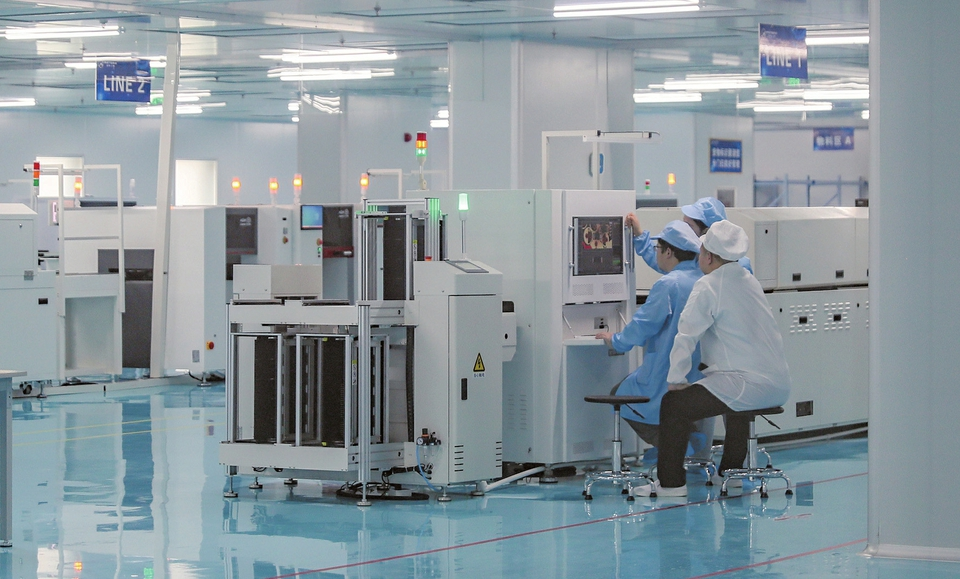 4月17日,位于临猗县的山西星辰云图智能科技有限公司生产车间内,技术工人正在调试设备。近年来,该县倾力打造产业转移优先承接门户,已入驻人工智能、电子显示、医疗器械等智能制造企业7家,为县域经济高质量发展注入强大动能。金玉敏摄