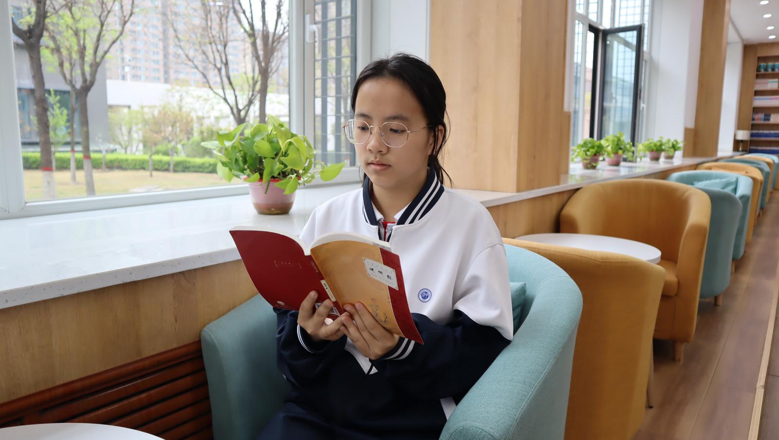 山西太原市成成中学高二一班的李雨茜在图书馆读书。