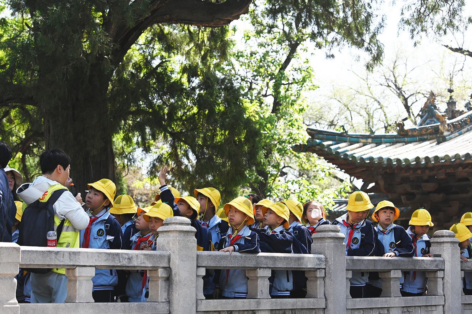 晋祠博物馆内游客纷至沓来