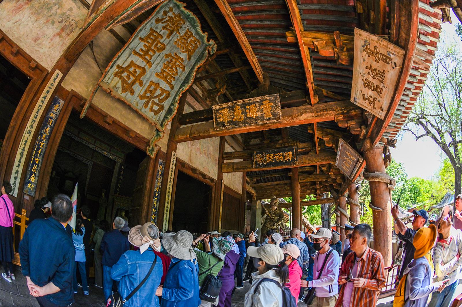 晋祠博物馆内游客纷至沓来