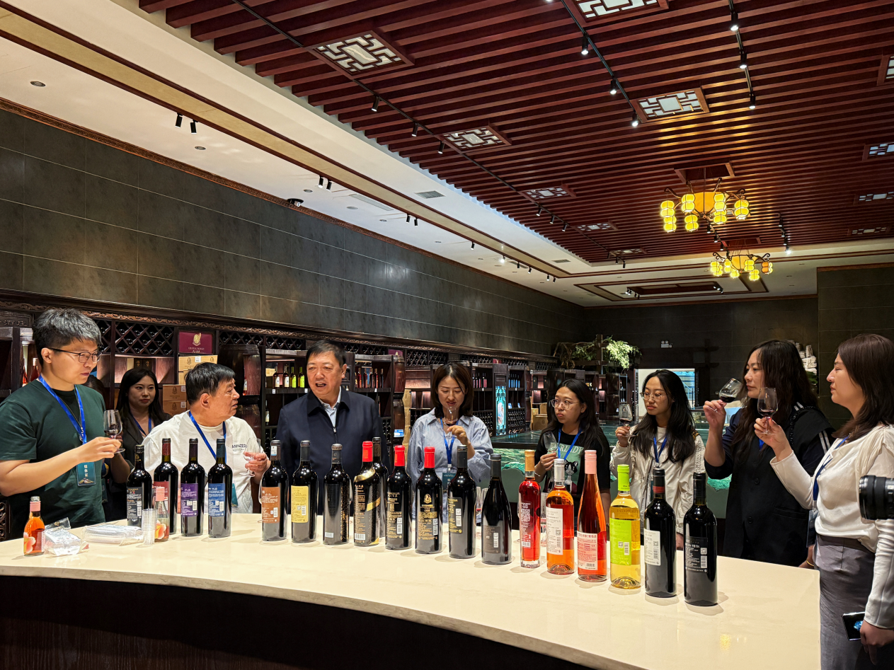 ▲采访团品尝戎子葡萄酒