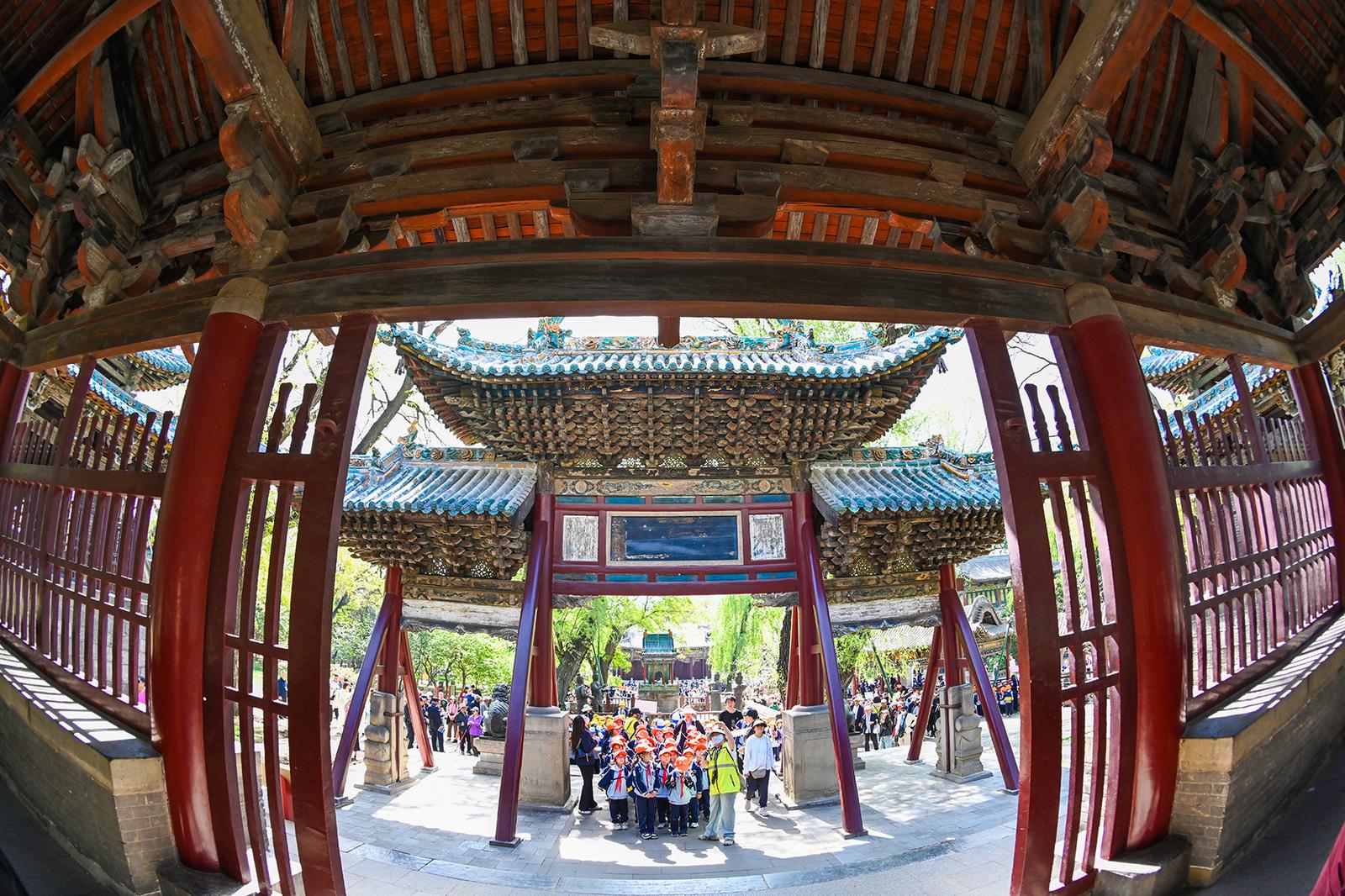 晋祠博物馆内游客纷至沓来