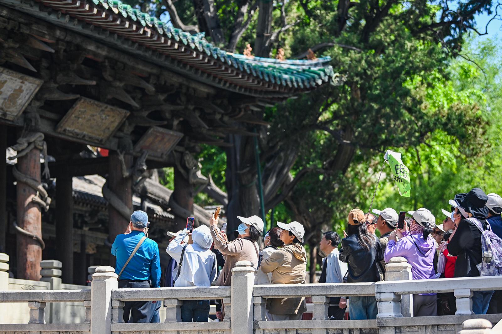 晋祠博物馆内游客纷至沓来