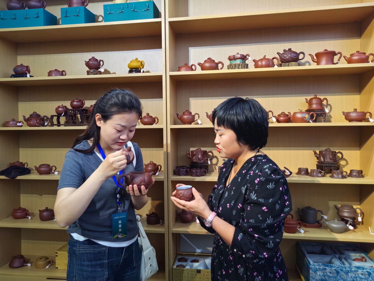 ▲采访团成员仔细欣赏紫砂壶