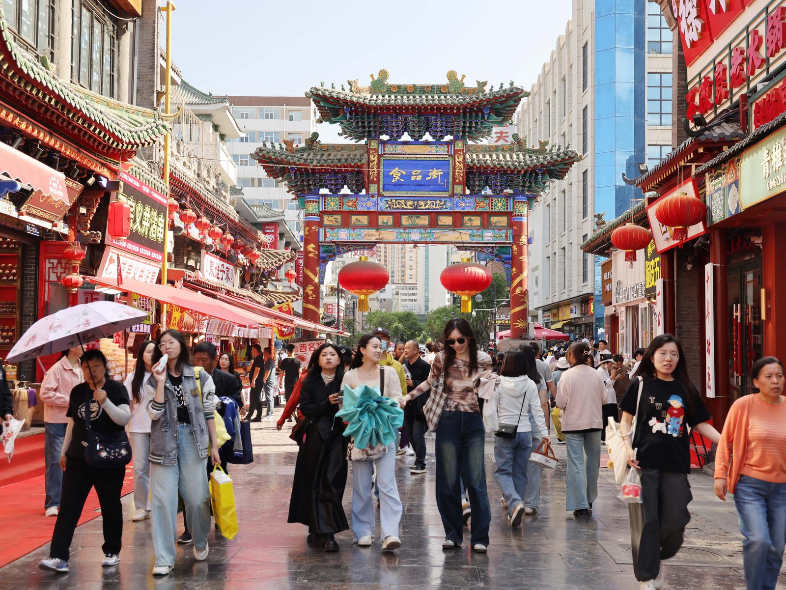 游客在太原市食品街品尝美食