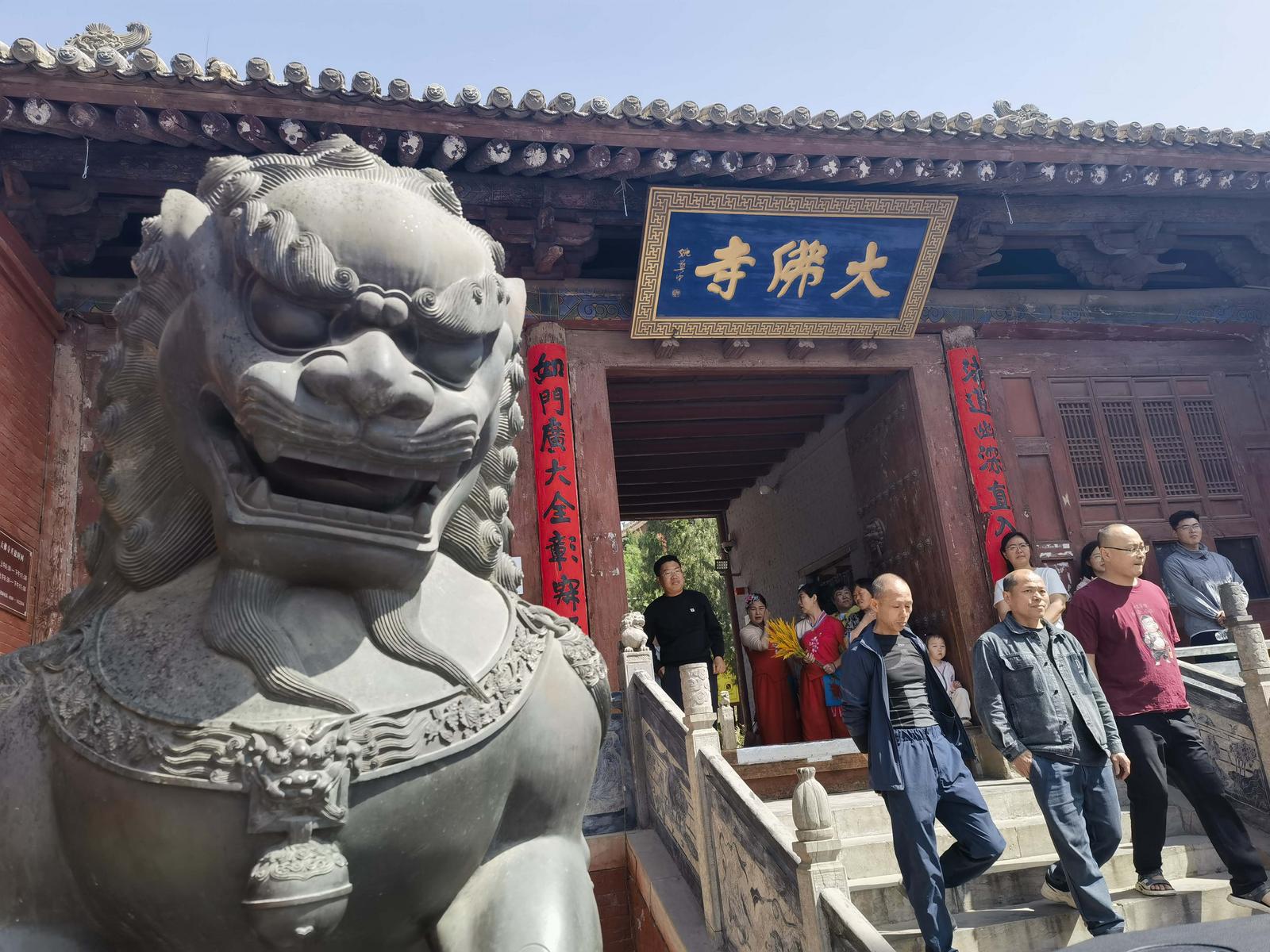 游客畅游稷山县大佛寺