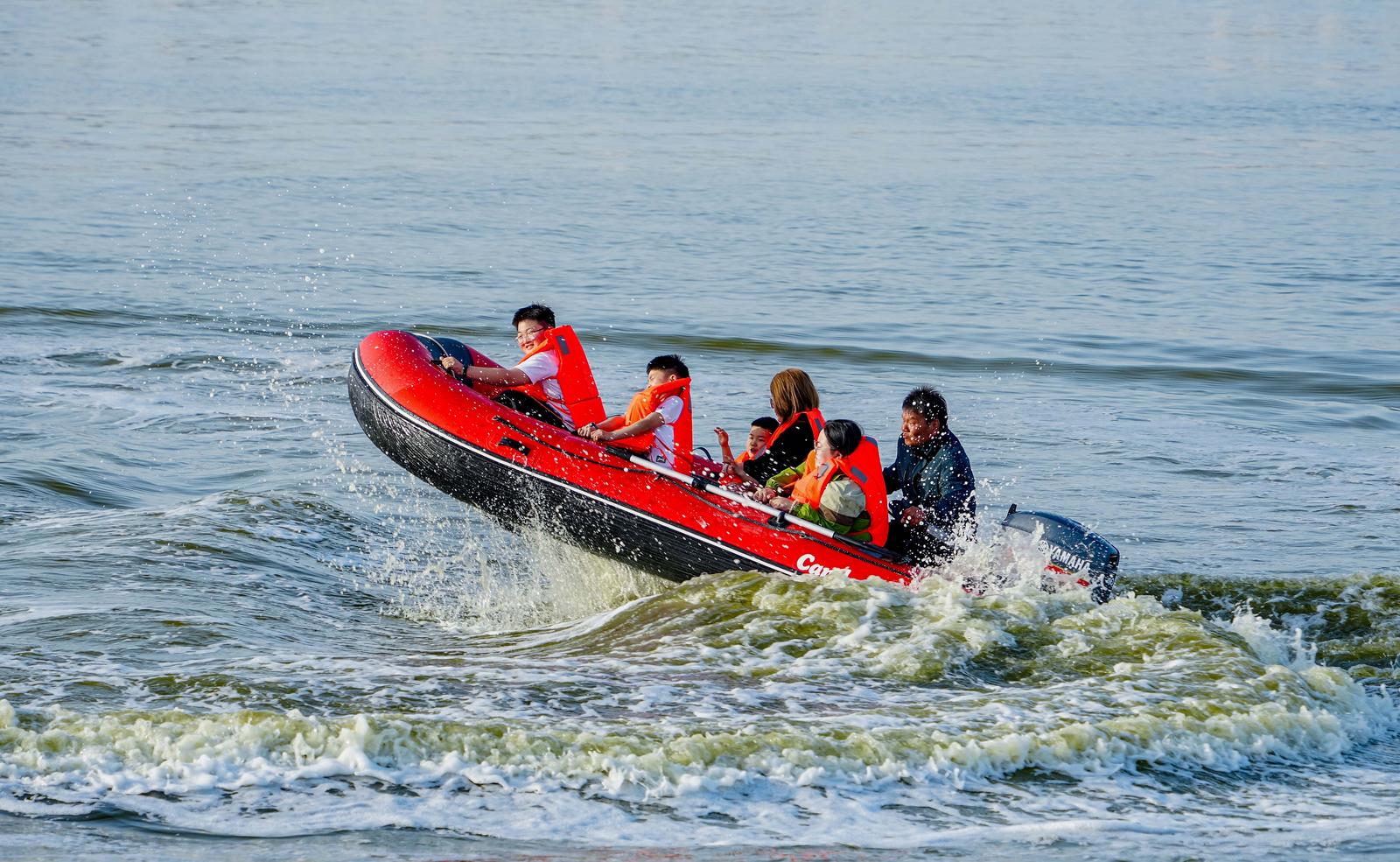 游客在运城盐湖乘坐游船观光