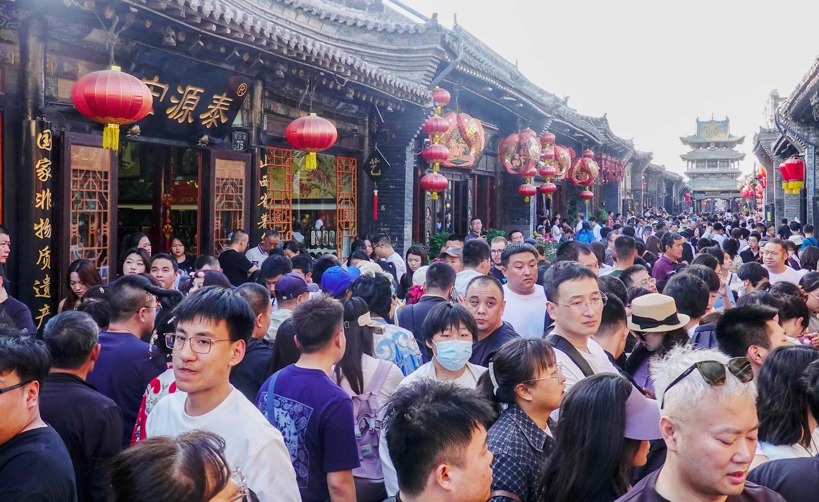 世界文化遗产平遥古城,来自全国各地的游客在古城参观游览。