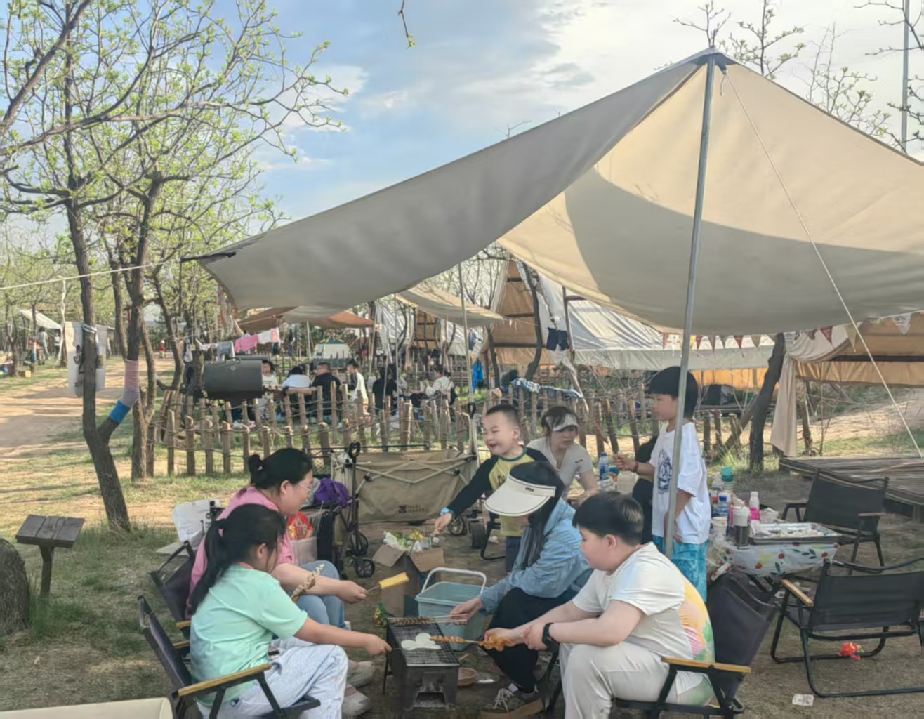 “五一”假期,游客在太原市阳曲县北山小院游玩。