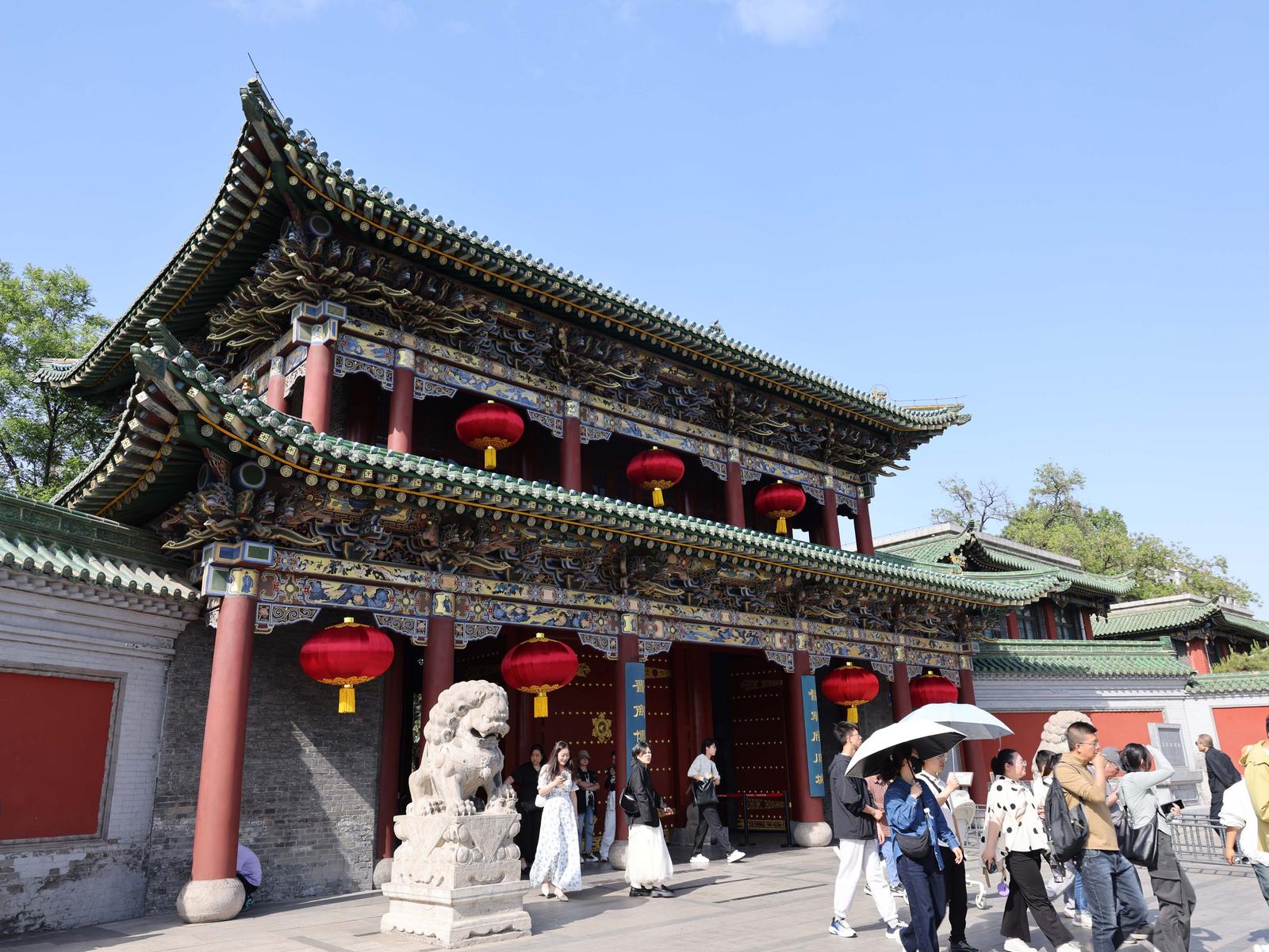 来自全国各地的游客在太原市晋商博物院参观游览