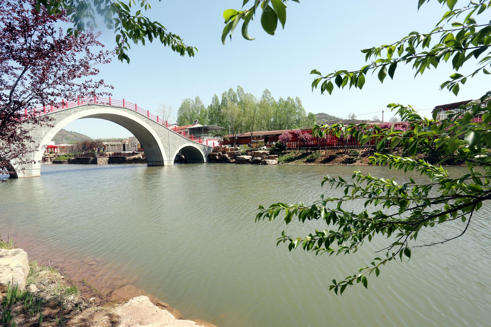 五一假期,临汾市浮山县寨圪塔康养景区精心打造“多彩寨圪塔 欢乐康养游”主题活动。