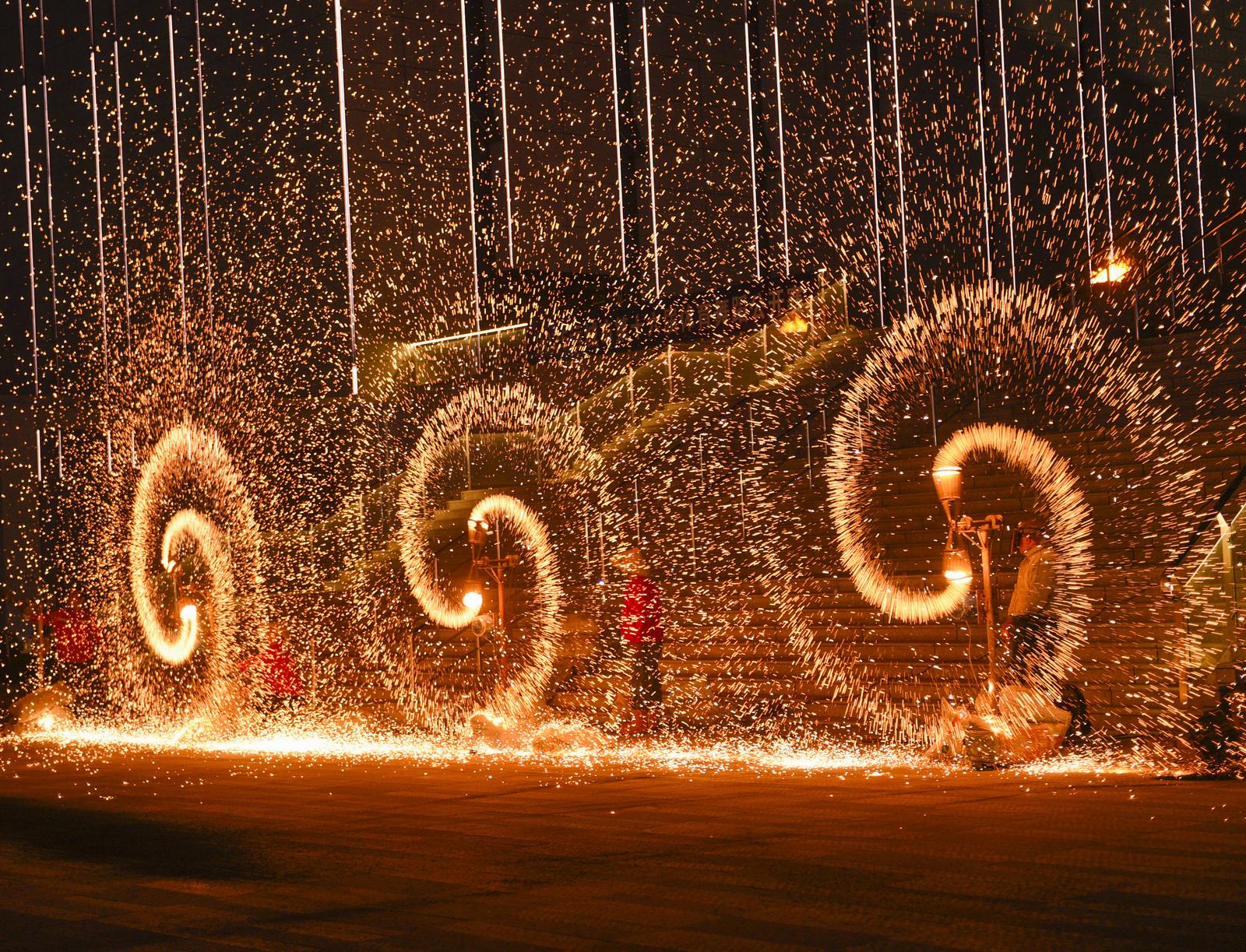 运城市夏县体育中心广场热闹非,铁花在夜空中绚烂起舞。