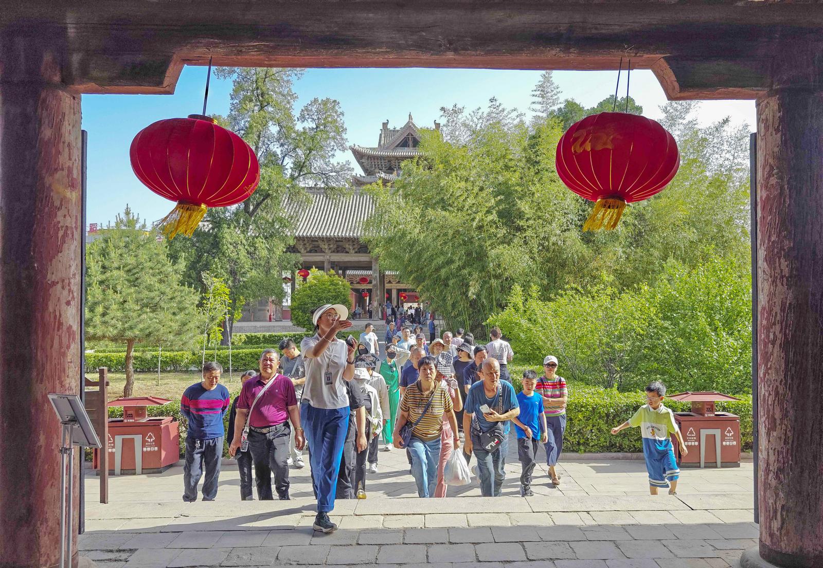 国家级文保单位万荣县东岳庙里游人如织