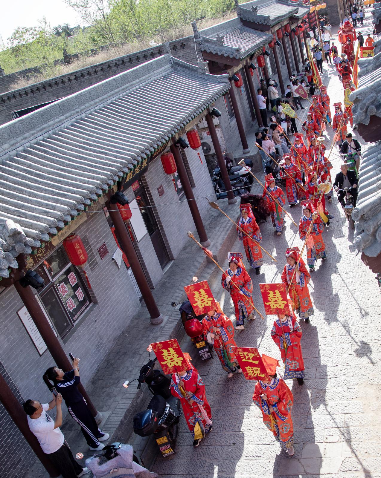 第三批中国传统村落——孝义市贾家庄村“五一”期间节目精彩不断,这是国家级非遗项目贾家庄婚俗进行巡游表演。